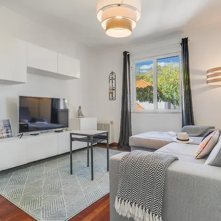 Yellow Rose By Ah Lägenhet